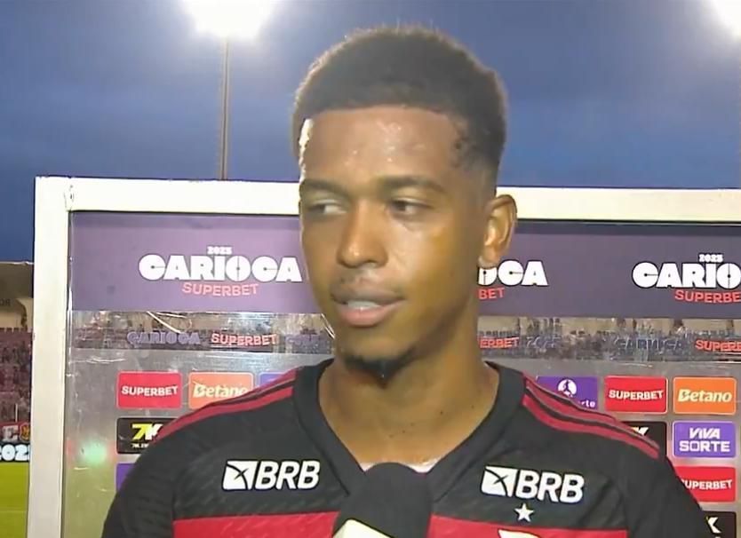 Autor do gol na derrota do Flamengo, Carlinhos despista sobre futuro no clube