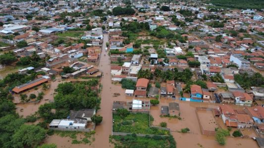Espinosa, no Norte de Minas, fica debaixo d'água após temporal