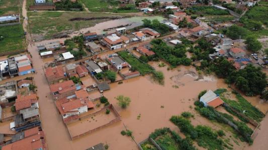 Espinosa, no Norte de Minas, fica debaixo d'água após temporal