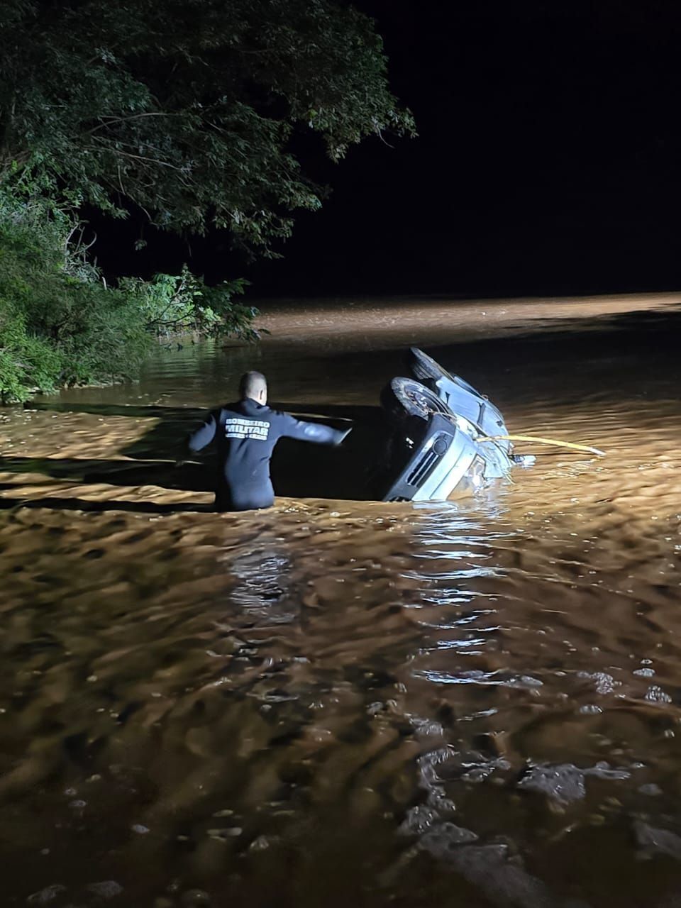 Homem morre ao tentar atravessar ponte submersa e ser arrastado por tromba d'água no Norte de Minas