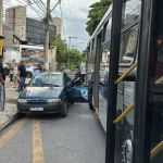 Motorista abre porta de carro e é atingido por ônibus em BH