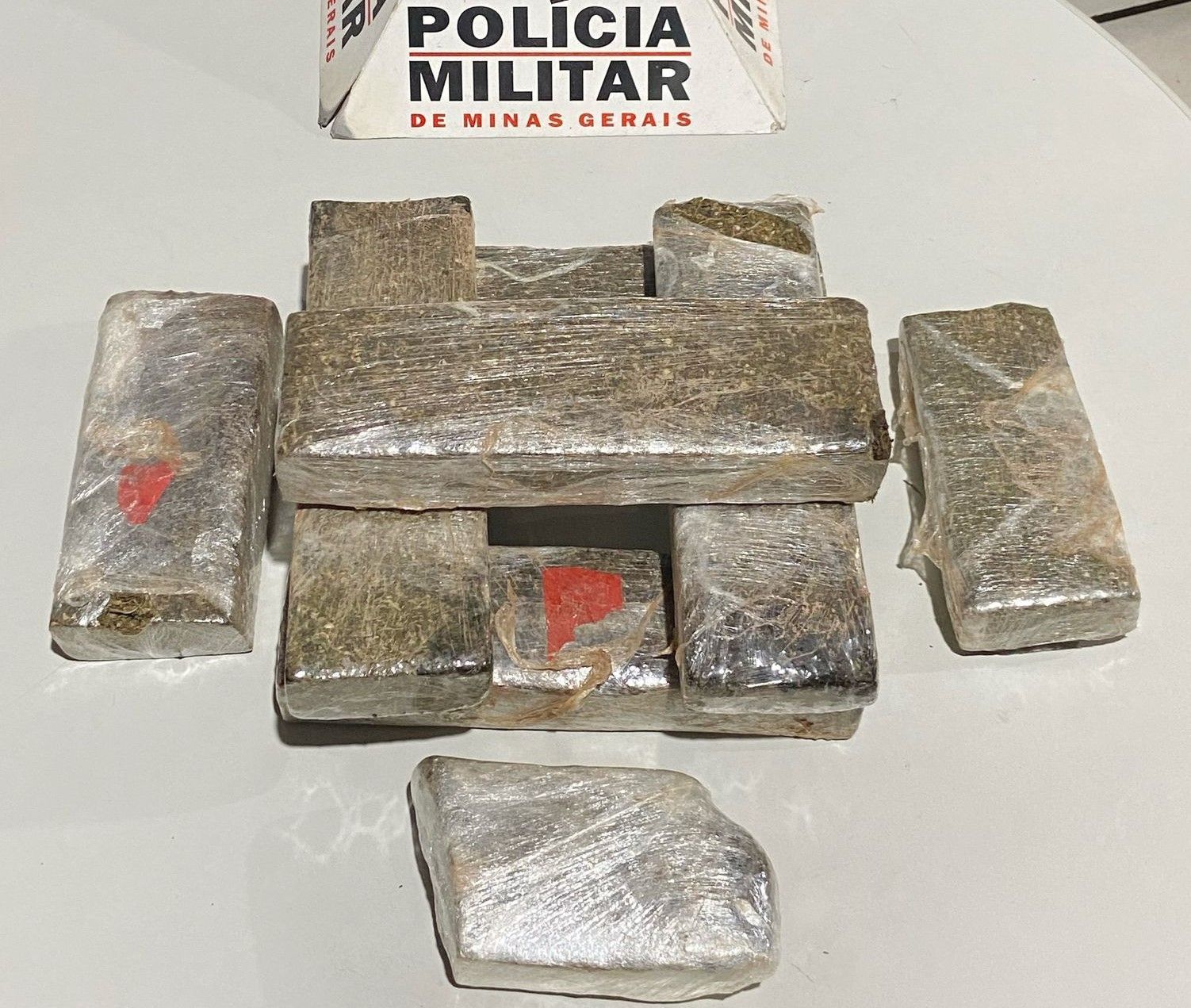 Motociclista entra por engano em área particular e acaba preso com 08 barras de maconha