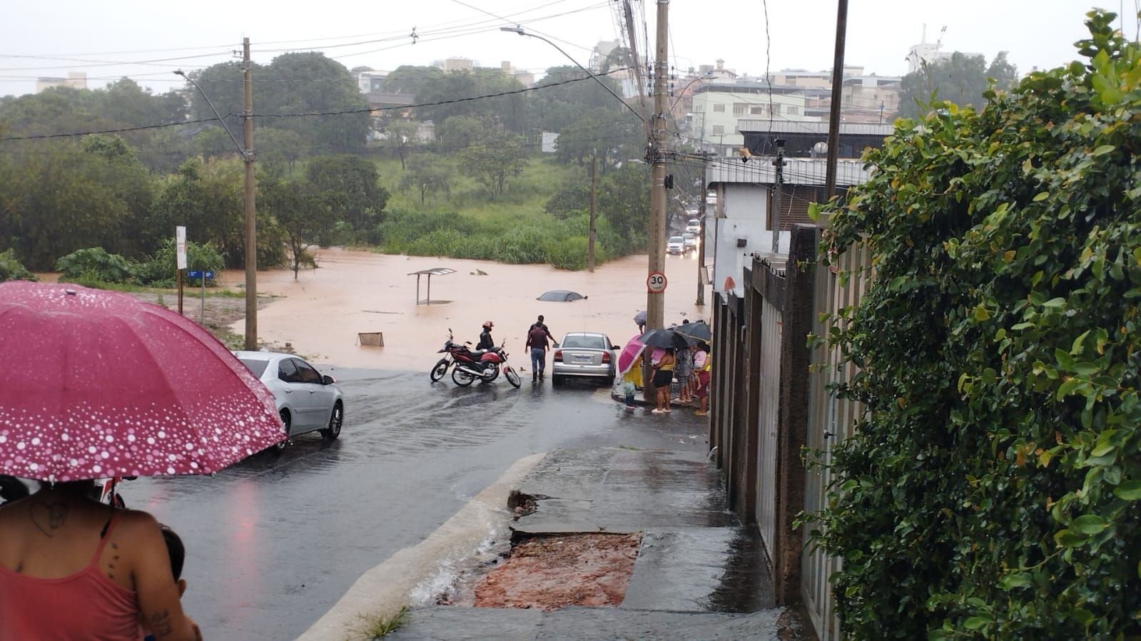 'Momento de união', após destruição causada pela chuva, prefeito de Divinópolis pede ajuda