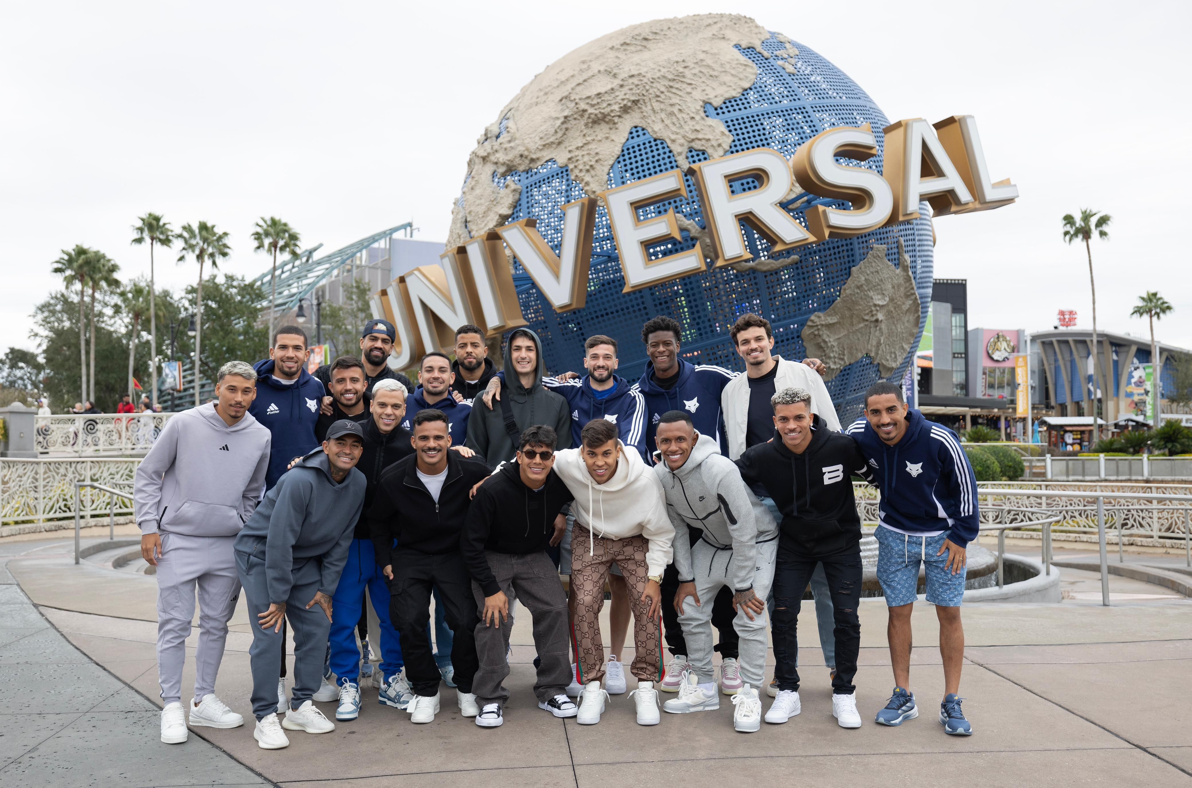 Jogadores do Cruzeiro curtem folga em parques temáticos nos Estados Unidos