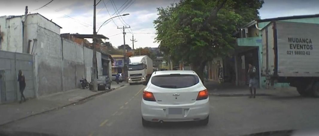 Motorista de aplicativo pede perdão para traficantes após ser rendido por entrar em favela no Rio