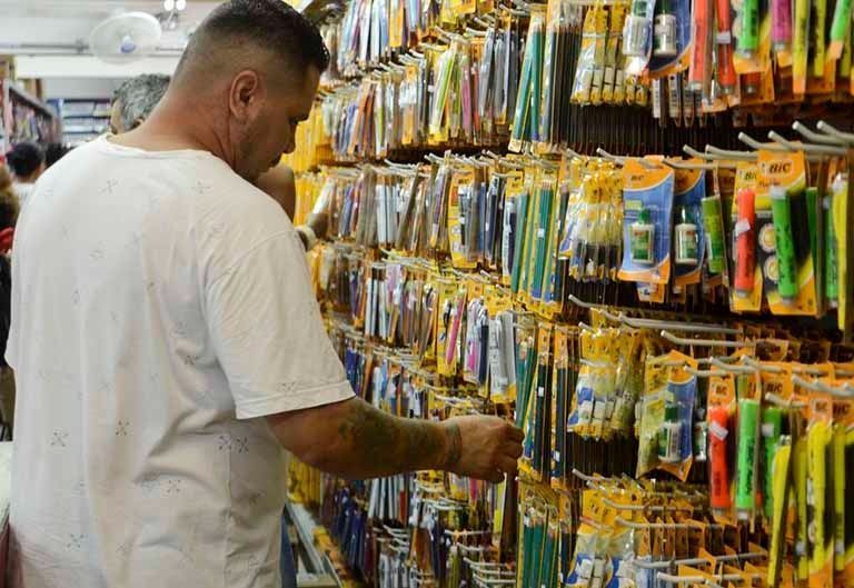 Volta às aulas: aumenta movimento nas papelarias de Belo Horizonte