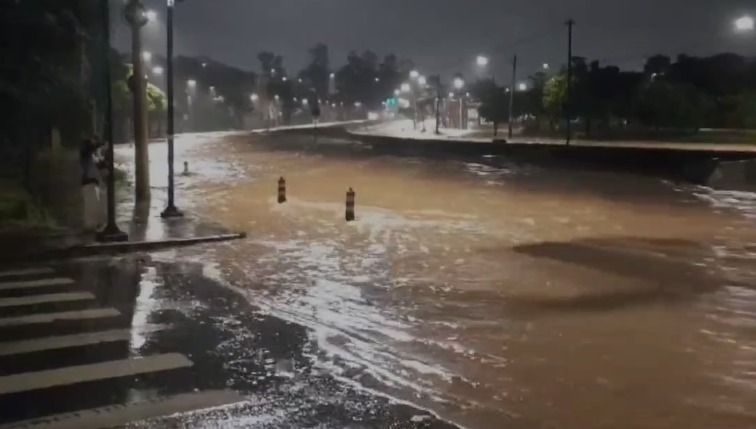 Chuva em BH: avenida Teresa Cristina é interditada por risco de transbordamento