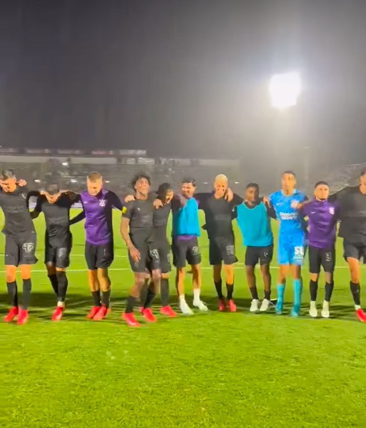 Jogadores do Corinthians festejam vitória na estreia do Paulista com a torcida; veja