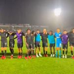 Jogadores do Corinthians festejam vitória na estreia do Paulista com a torcida; veja