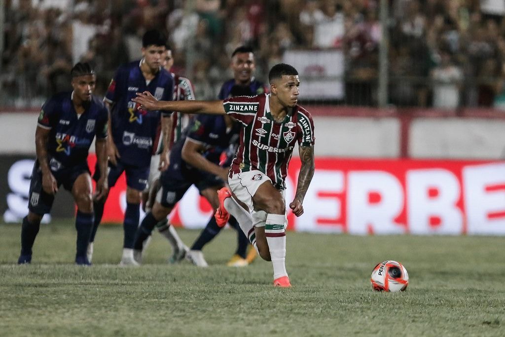 Fluminense marca no último lance e arranca empate com Maricá pelo Carioca