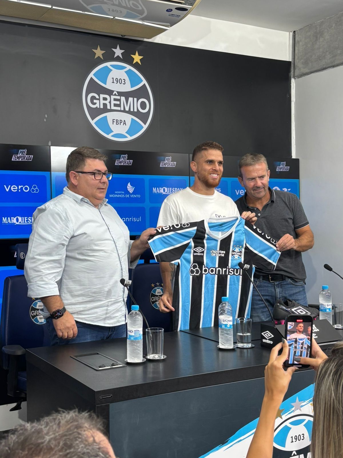 Cuéllar celebra chegada no Grêmio e explica por que não fechou com o Inter