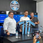 Cuéllar celebra chegada no Grêmio e explica por que não fechou com o Inter