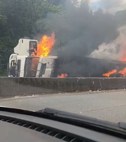 Carreta tomba, pega fogo e motorista morre carbonizado na Rodovia Fernão Dias
