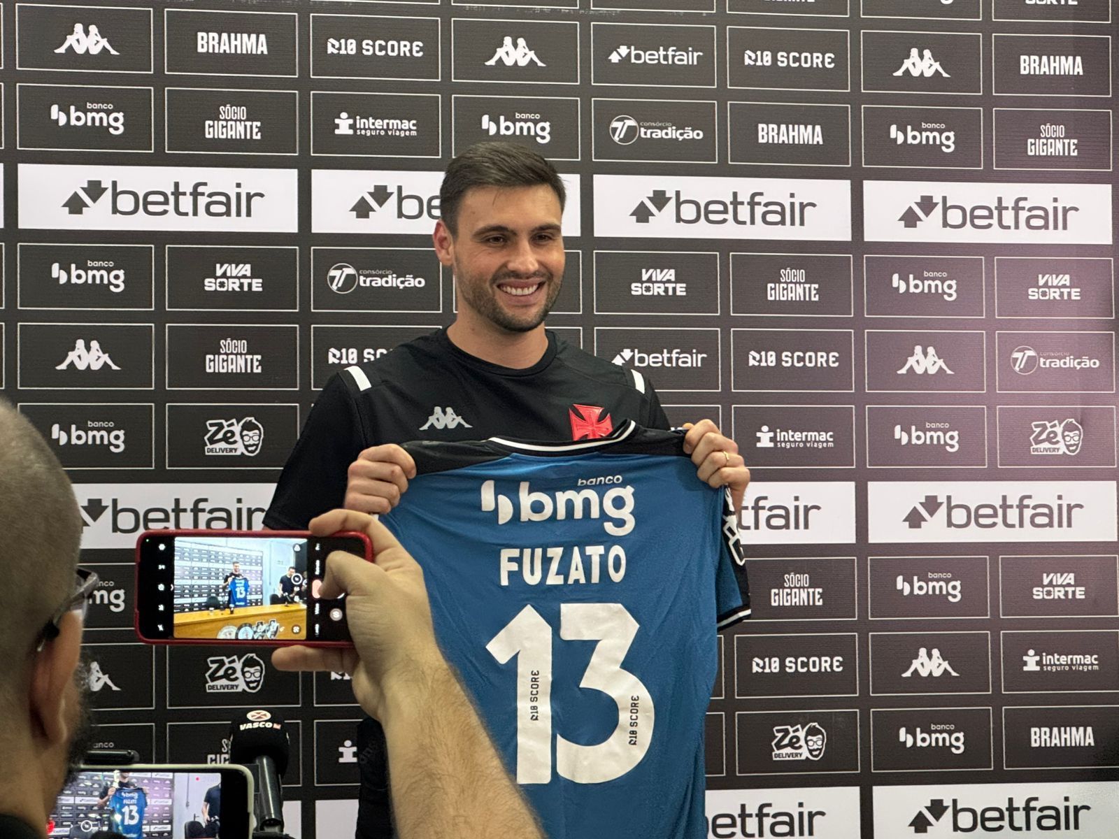 Fuzato é apresentado depois de estreia pelo Vasco e celebra encontro com a torcida