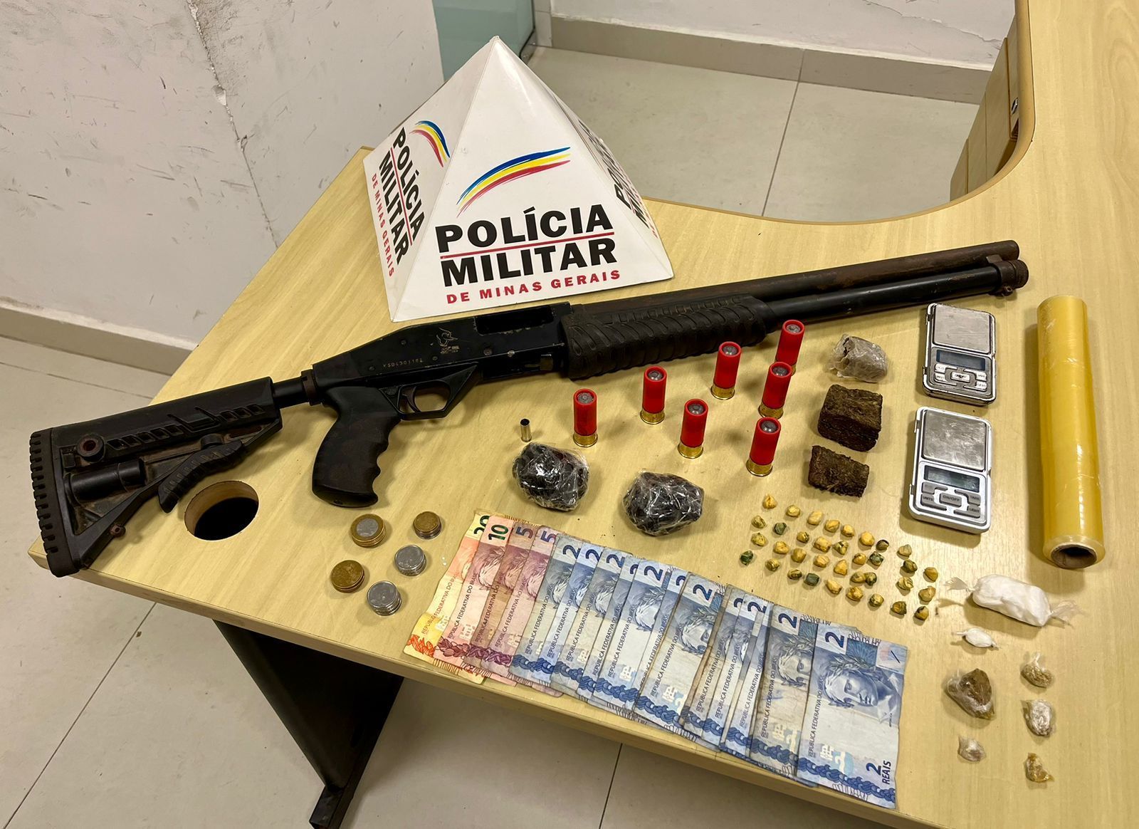 PM prende casal por tráfico e posse de arma de fogo de uso restrito