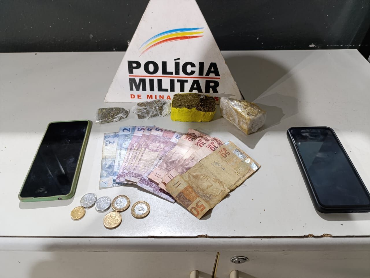 Suspeitos de tráfico de drogas são presos no bairro Águas Claras em Santana do Paraíso