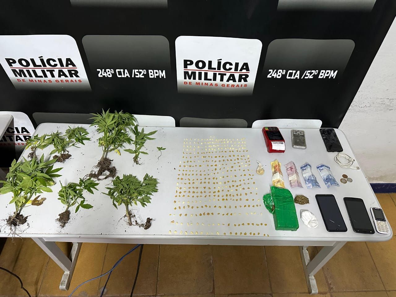 Polícia Militar apreende drogas e arma em operação em Ouro Preto