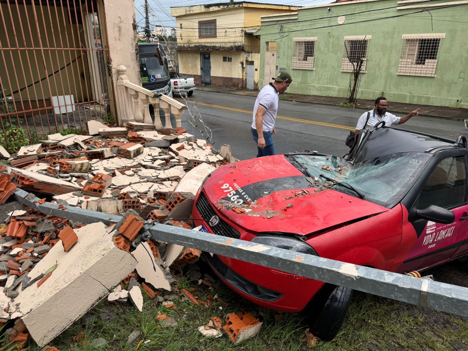 Moradores de BH contabilizam prejuízos após forte chuva com granizo e ventos