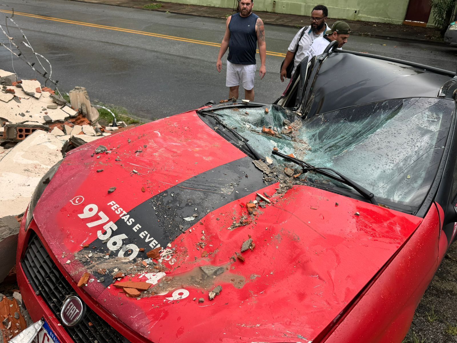 Vídeo: parede desaba em cima de carro após chuva de granizo em BH