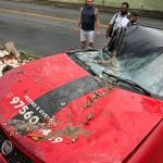 Vídeo: parede desaba em cima de carro após chuva de granizo em BH