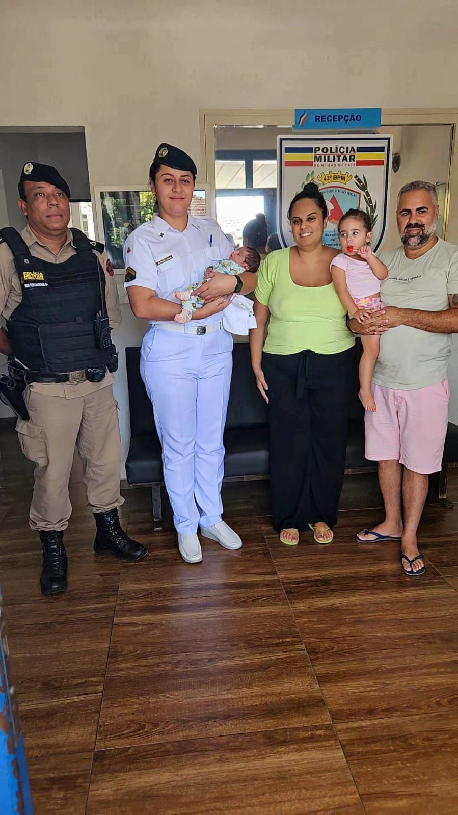 Vídeo: PMs salvam a vida de bebê de seis dias que engasgou no Sul de Minas