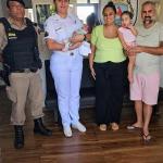Vídeo: PMs salvam a vida de bebê de seis dias que engasgou no Sul de Minas