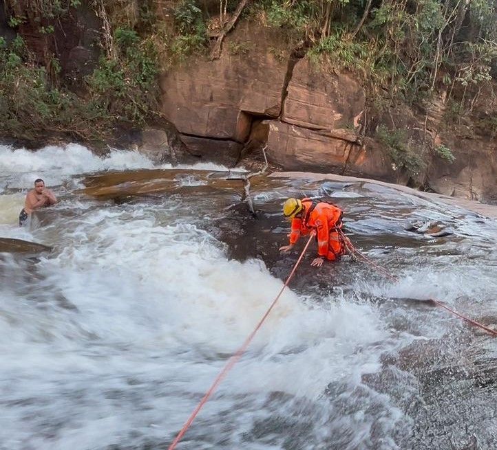 Bombeiros resgatam homem que escorregou e ficou preso em cachoeira de Ipatinga