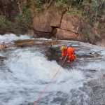 Bombeiros resgatam homem que escorregou e ficou preso em cachoeira de Ipatinga