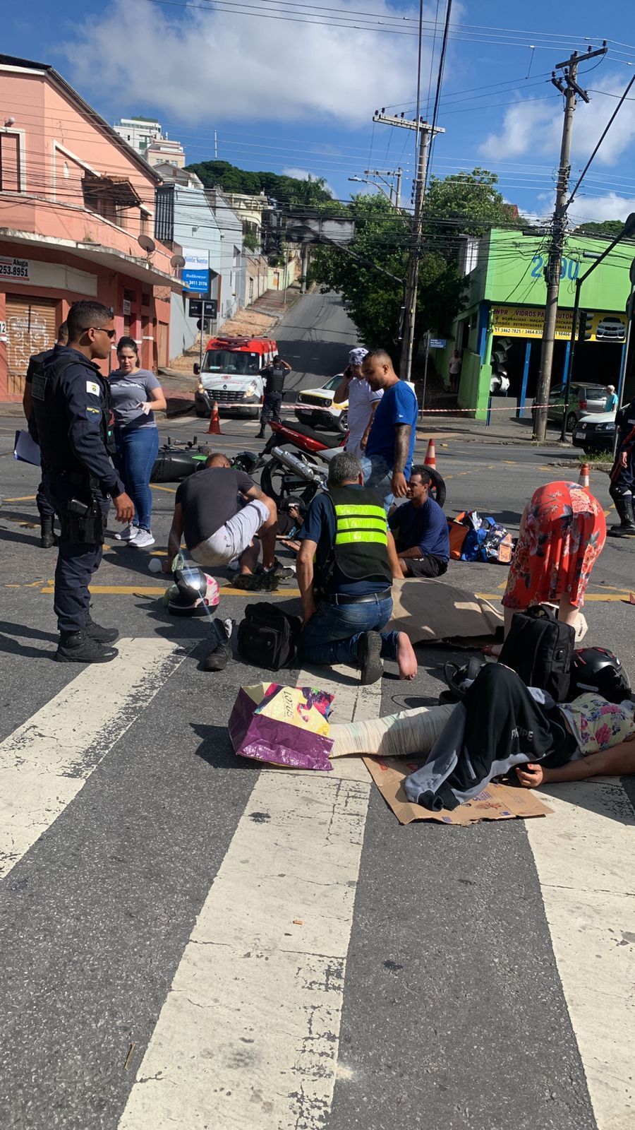 Motociclista de aplicativo ultrapassa sinal, bate em outras três motos e deixa dois feridos, na região Noroeste de BH