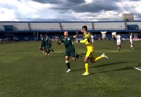 Com um a mais e gol de goleiro, Goiás bate o Anápolis no Goiano
