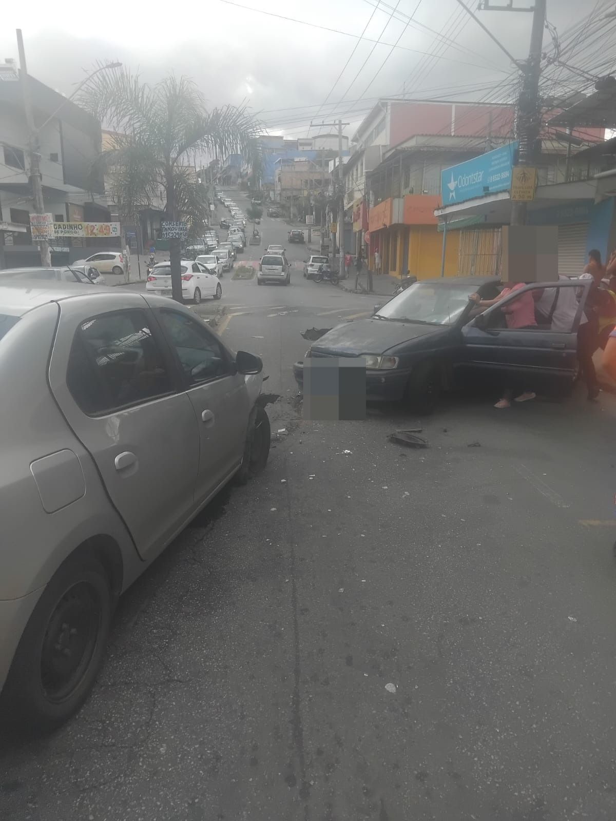 Batida de frente entre Escort e Logan complica trânsito em avenida na Grande BH