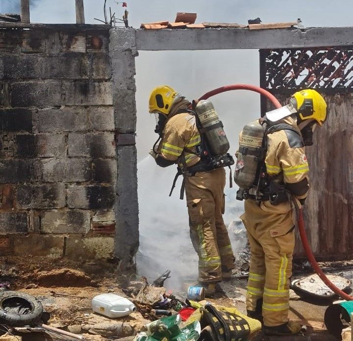 Incêndio atinge quintal e residência em Santana do Paraíso