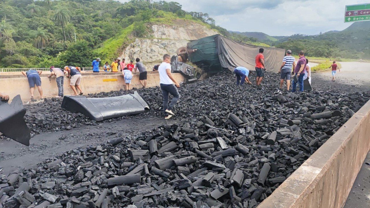 Carreta colide, espalha carvão na pista e interdita BR-381