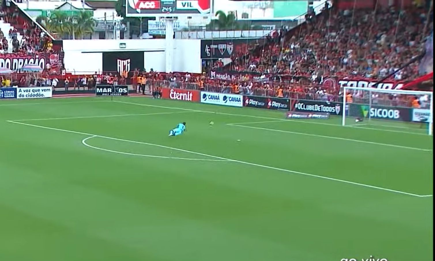 Goleiro ex-Cruzeiro falha e toma gol do meio de campo em clássico goiano