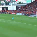 Goleiro ex-Cruzeiro falha e toma gol do meio de campo em clássico goiano