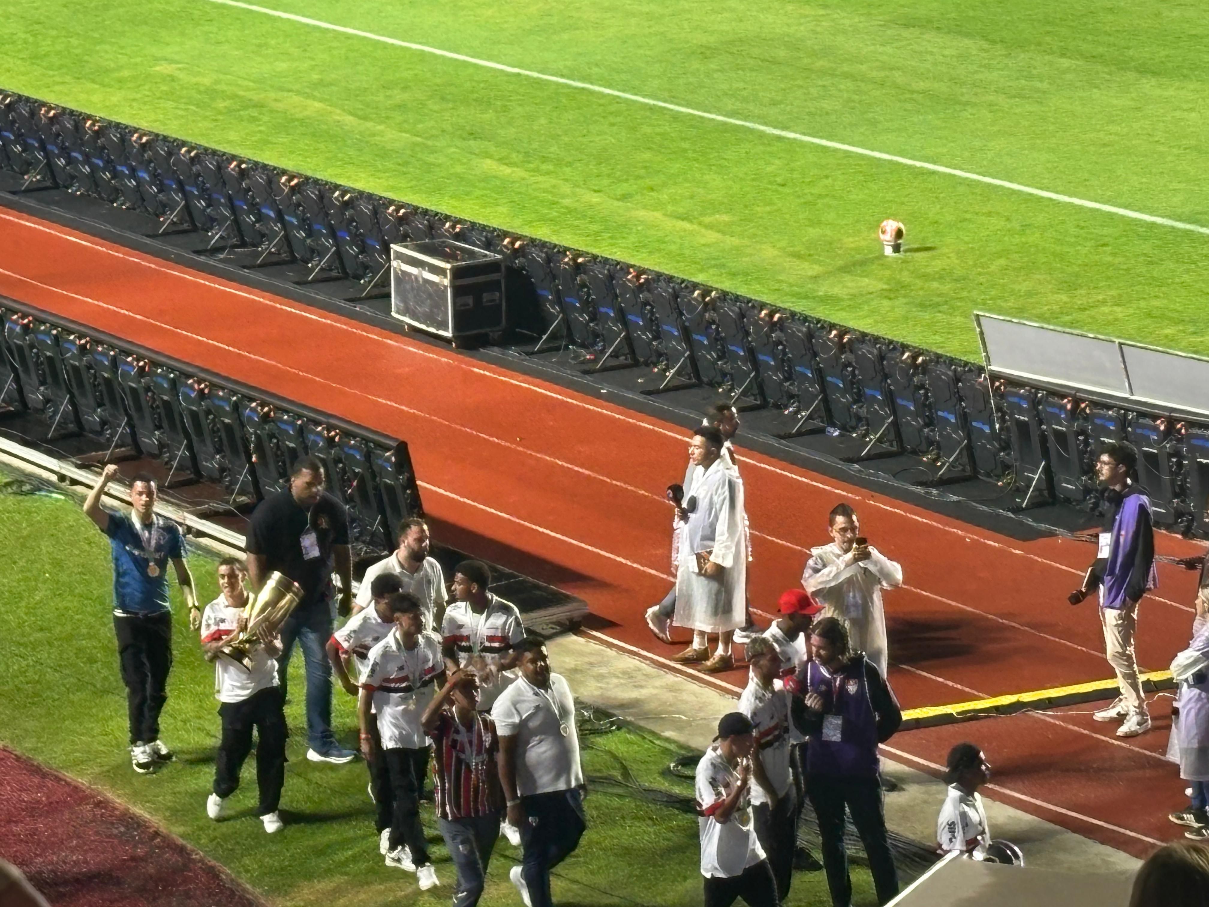 Campeões da Copinha pelo São Paulo exibem troféu contra o Corinthians