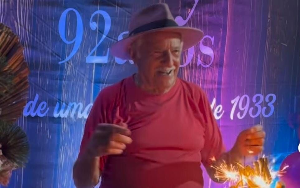 Ary Fontoura comemora 92 anos com festão repleto de famosos