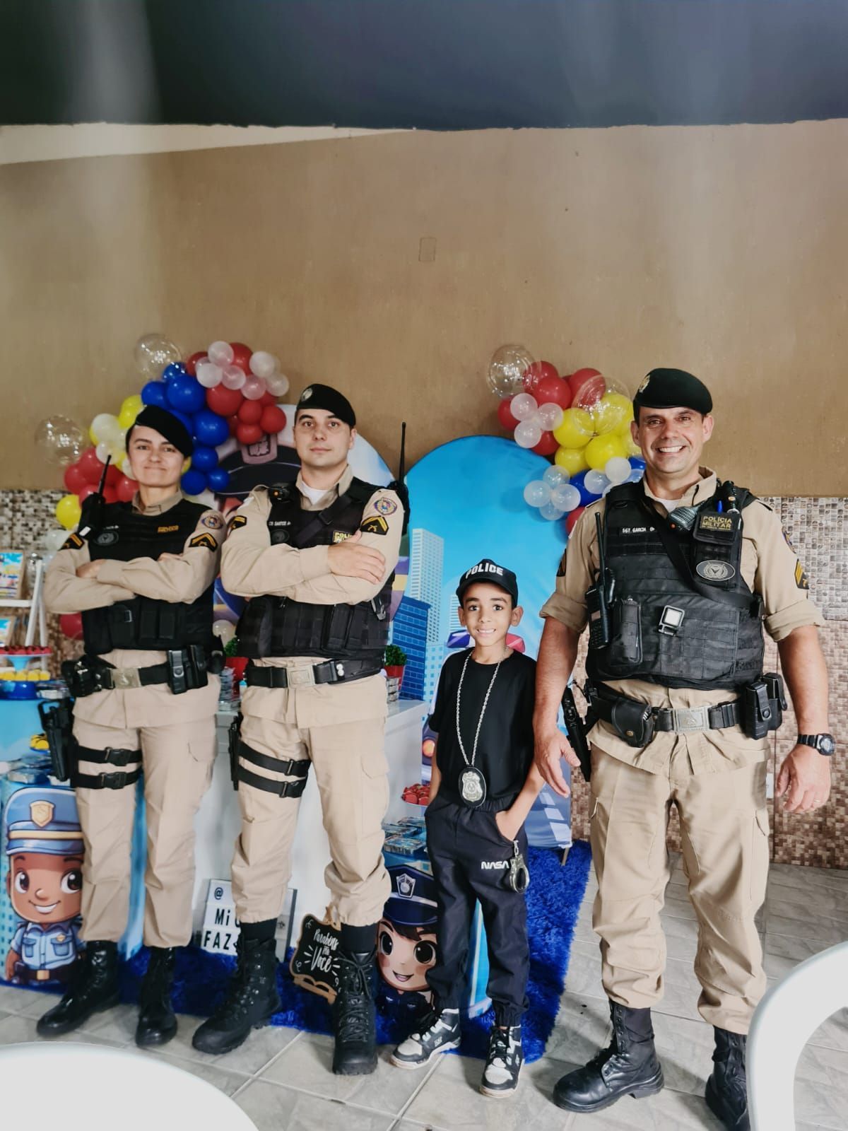 Criança recebe visita de policiais militares em festa de aniversário em Barbacena