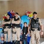 Criança recebe visita de policiais militares em festa de aniversário em Barbacena