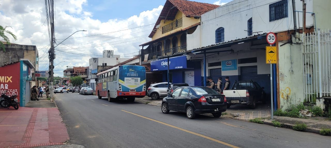 Após 3 horas de sequestro, refém é liberado de ônibus em Contagem (MG)