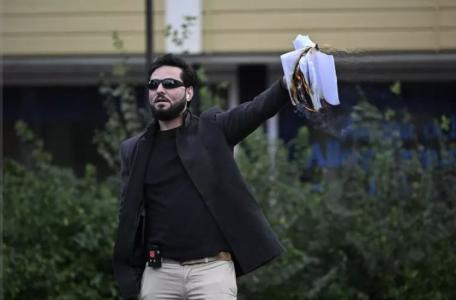 Refugiado iraquiano Salwan Momika durante um ato na Suécia