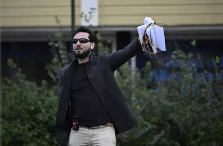 Refugiado iraquiano Salwan Momika durante um ato na Suécia