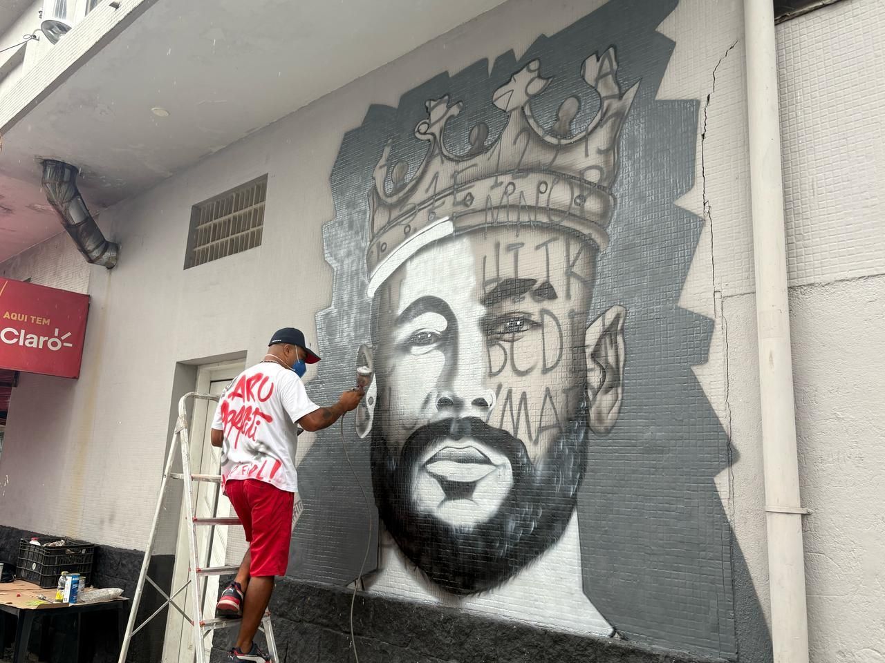Santos: Neymar recebe homenagem perto da Vila, e torcedor o compara a Messi e Maradona