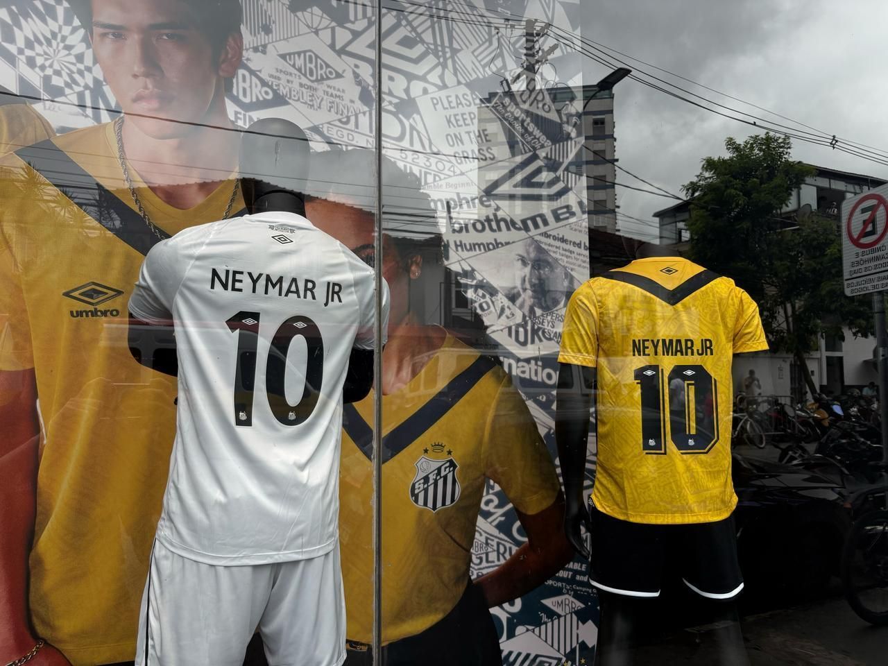 'Neymar Mania' invade Vila Belmiro, e Santos vende materiais personalizados