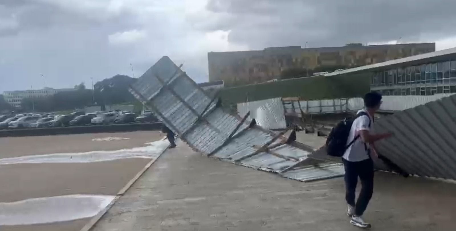 Ventania em Brasília derruba estrutura metálica no Congresso e quase atinge homem