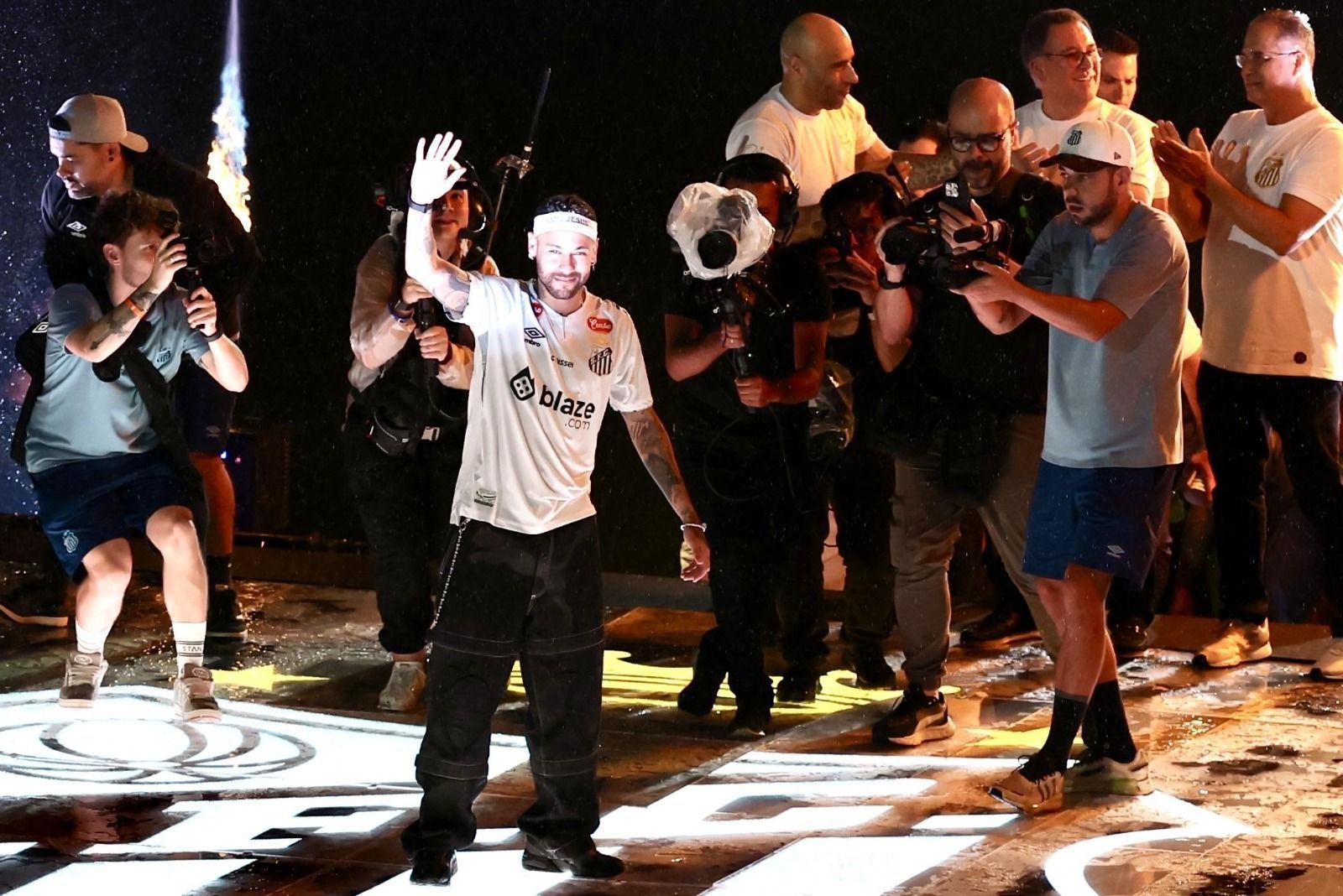 De volta ao Santos, Neymar se emociona e vai às lágrimas em apresentação na Vila Belmiro