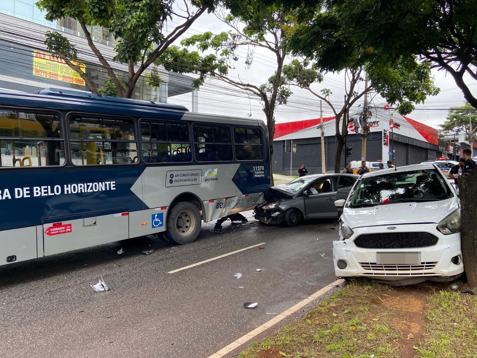 Acidente entre ônibus e dois carros fecha a Av. Barão Homem de Melo, em BH
