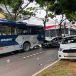 Acidente entre ônibus e dois carros fecha a Av. Barão Homem de Melo, em BH