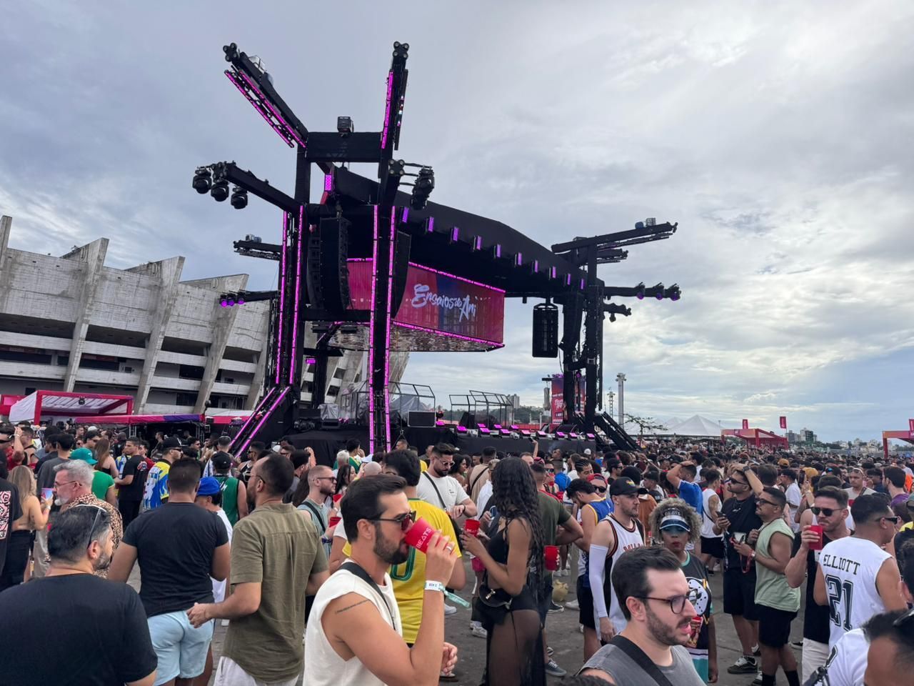 Show da Anitta em BH tem venda de copos, cerveja a R$ 20 e hambúrguer a R$ 35; veja preços