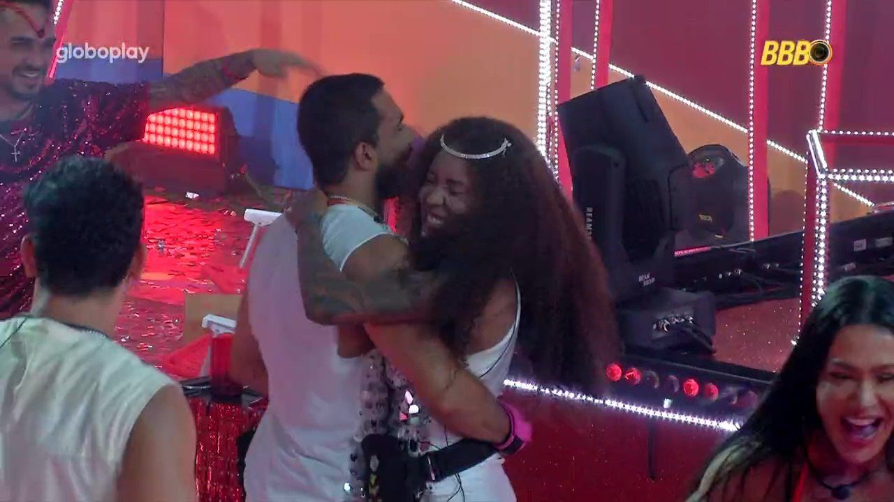 BBB 25: Maike tenta beijar Giovanna com a 'benção' de Ivete Sangalo